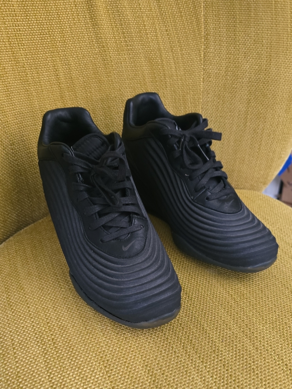 Nike Men’s Black Textured Athletic Sneakers